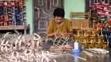 ရိုးရာစက္ကူမီးပုံးလုပ်တဲ့ လူရွှင်တော်