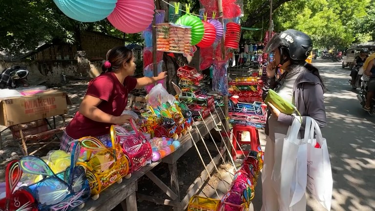 သီတင်းကျွတ်ကာလအတွက် မန္တလေးမြို့တွင် မီးပုံးများ ရောင်းချနေသည့် မြင်ကွင်းတစ်ခု။ (Photo: RFA)