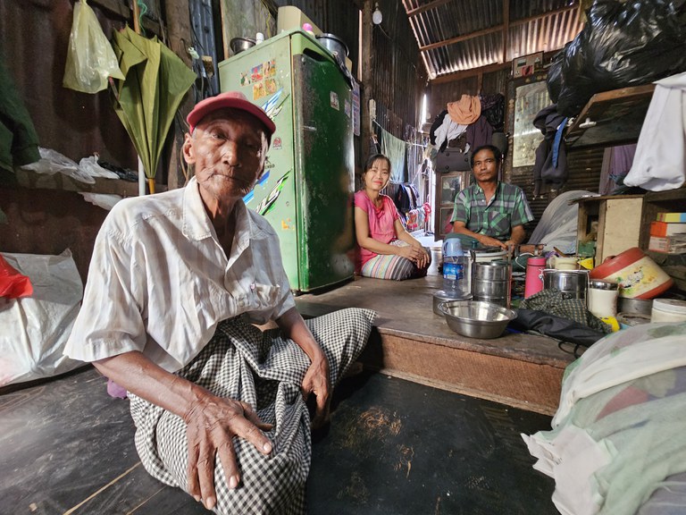 ရန်ကုန်တိုင်း၊ သာကေတမြို့နယ်တွင် ဆိုက်ကားနင်းနေသည့် ဦးစံအေးအား မိသားစုနှင့်အတူ  ၂၀၂၄ ခုနှစ် ဒီဇင်ဘာ ၁၁ ရက်နေ့က တွေ့ရစဉ်။ (Photo: RFA)