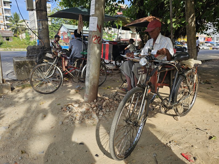 ရန်ကုန်တိုင်း၊ သာကေတမြို့နယ်တွင် ဆိုက်ကားနင်းနေသည့် ဦးစံအေးအား ၂၀၂၄ ခုနှစ် ဒီဇင်ဘာ ၁၁ ရက်နေ့က တွေ့ရစဉ်။ (Photo: RFA)