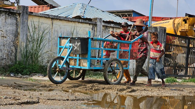 နာဂစ်ကြောင့် ရန်ကုန်ပြောင်းပြီး အသက် ၇၀ ကျော်အထိ ပလုံကောက်နေရသူ နာဂစ်ကြောင့် ရန်ကုန်ပြောင်းပြီး အသက် ၇၀ ကျော်အထိ ပလုံကောက်နေရသူ