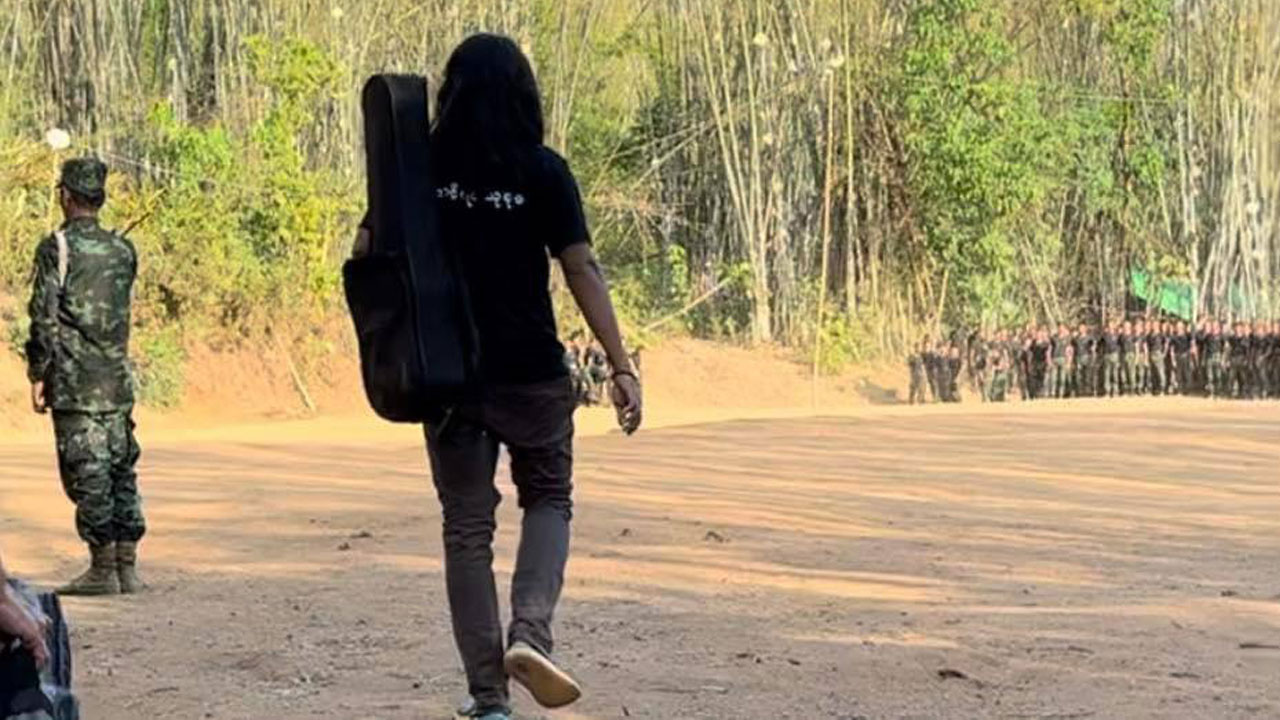 တယောပညာရှင် ကိုဖိုးစံအား လွတ်မြောက်နယ်မြေတစ်နေရာတွင် တွေ့ရစဉ်။