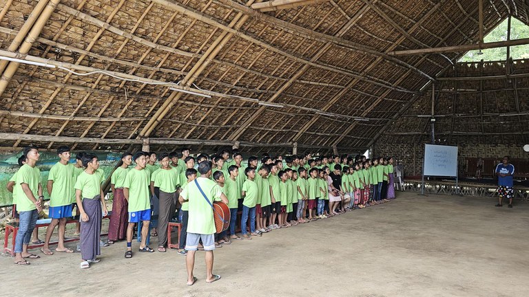 ဗေသေသဒကျောင်းတွင် သက်မွေးဝမ်းကျောင်းပညာသင်ကြားနေသည့် မိဘမဲ့ကလေးများကို ၂၀၂၄ ခုနှစ်၊ အောက်တိုဘာလ ၁၉ ရက်နေ့က တွေ့ရစဥ်။ (RFA Photo)