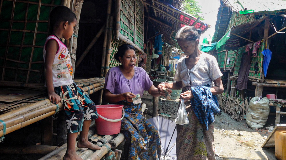 ရသေ့တောင်မြို့ စေတီတောင်အရှေ့ ဒုက္ခသည်စခန်းမှ စစ်ဘေးဒုက္ခသည်များကို ၂၀၂၂ ခုနှစ် မေလ ၁၂ ရက်နေ့မှာ တွေ့ရစဥ် (Photo: RFA)