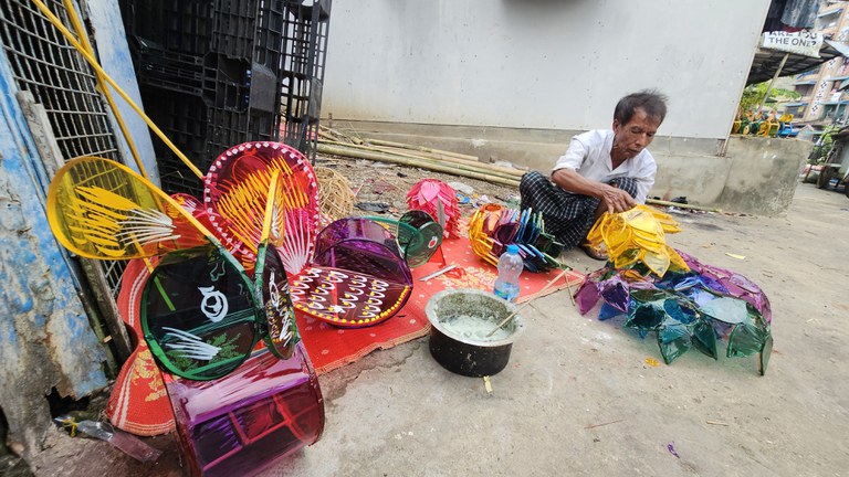 ကြည့်မြင်တိုင်မြို့နယ်၊ ဗားကရာအနီးတွင် ခါတော်မီလုပ်ငန်းဖြစ်တဲ့ သီတင်းကျွတ် မီးပုံးများ ပြုလုပ်နေသည်အား  ၂၀၂၄ ခုနှစ်၊ အောက်တိုဘာ ၁၂ နေ့က တွေ့ရစဉ်။ (RFA Photo)