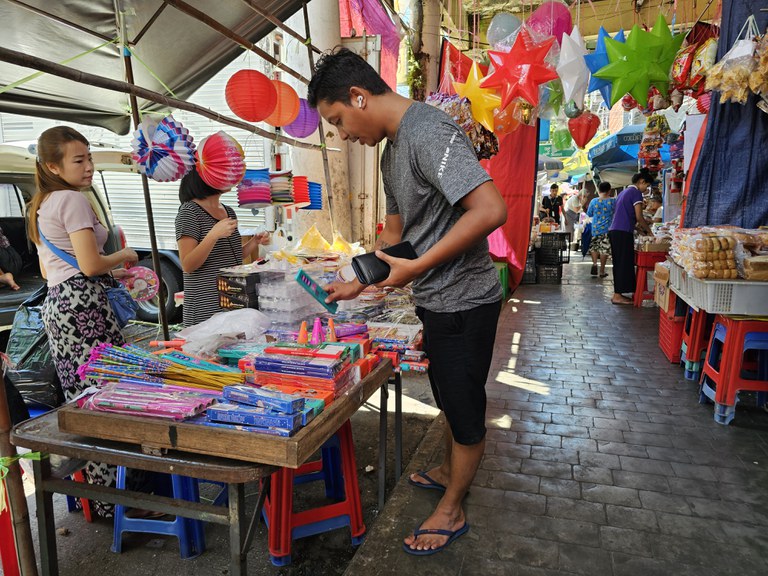 ရန်ကုန်တိုင်း၊ လသာမြို့နယ်နယ်တွင် မီးရှူးမီးပန်းနှင့် မီးပုံးရောင်းချနေသည့်အား ၂၀၂၄ ခုနှစ်၊ အောက်တိုဘာ ၁၄ ရက်နေ့က တွေ့ရစဉ်။ (RFA Photo)