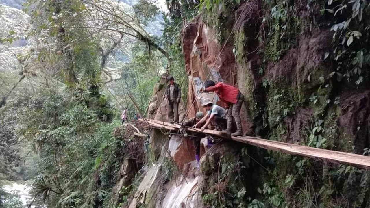 တောင်စောင်းဘေးမှာ တံတားထိုးနေသည့် ပူတာအိုဒေသခံများကို ၂၀၂၀ ခုနှစ် မေလ ၁၅ ရက်နေ့မှာ တွေ့ရစဥ်