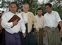U_Lwin_met_Gambari_200px.jpg U_Lwin_met_Gambari_200px.jpg