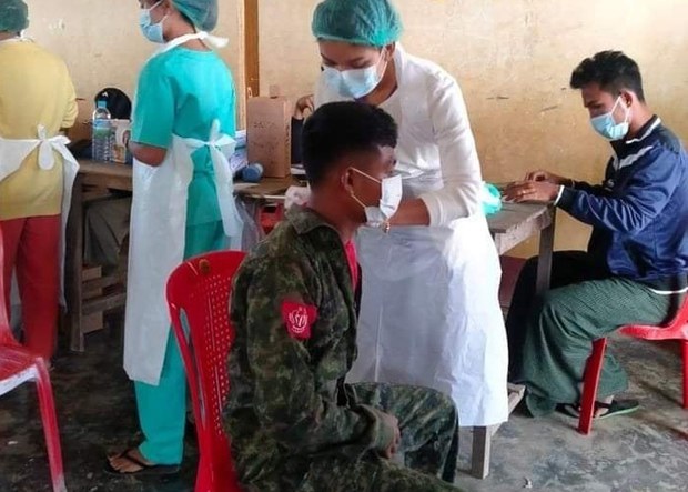 AA တပ်ဖွဲ့ဝင်တွေကို စစ်ကောင်စီက ကိုဗစ်ကာကွယ်ဆေး ထိုးပေးနေ AA တပ်ဖွဲ့ဝင်တွေကို စစ်ကောင်စီက ကိုဗစ်ကာကွယ်ဆေး ထိုးပေးနေ
