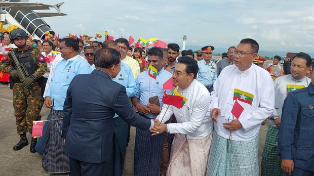 သရုပ်ဆောင် ရန်အောင်ရဲ့နေအိမ်ကို မြို့ပြပြောက်ကျားအဖွဲ့ မိုင်းခွဲတိုက်ခိုက် သရုပ်ဆောင် ရန်အောင်ရဲ့နေအိမ်ကို မြို့ပြပြောက်ကျားအဖွဲ့ မိုင်းခွဲတိုက်ခိုက်