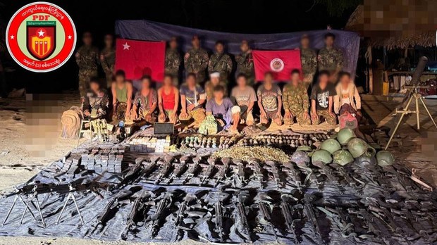 နွားထိုးကြီးတိုက်ပွဲအတွင်း စစ်ကောင်စီ ဗိုလ်မှူး အပါအဝင် သုံ့ပန်း ၁၄ ဦး PDF ဖမ်းဆီး နွားထိုးကြီးတိုက်ပွဲအတွင်း စစ်ကောင်စီ ဗိုလ်မှူး အပါအဝင် သုံ့ပန်း ၁၄ ဦး PDF ဖမ်းဆီး