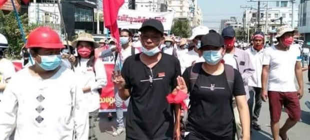 မန္တလေးက တက်ကြွလှုပ်ရှားသူ ကိုအောင်မှိုင်းဆန်း နဲ့ ဇနီး အဖမ်းခံရ မန္တလေးက တက်ကြွလှုပ်ရှားသူ ကိုအောင်မှိုင်းဆန်း နဲ့ ဇနီး အဖမ်းခံရ