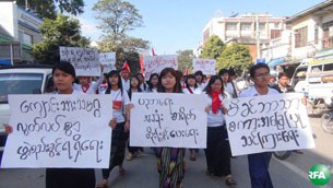 students-march-305.jpg students-march-305.jpg