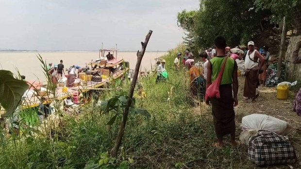 ဧရာဝတီမြစ်ထဲ ထင်းဆယ်နေသူတွေ ပစ်ခတ်ခံရလို့ တစ်ဦးသေဆုံး၊ နှစ်ဦး ဒဏ်ရာရ