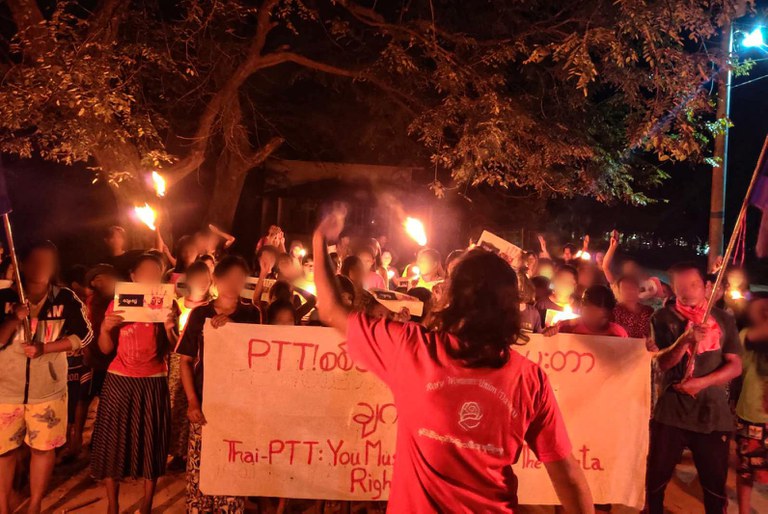 ၂ဝ၂၂ ခုနှစ် နိုဝင်ဘာ ၂၉ ရက်နေ့ညက PTTEP ကုမ္ပဏီကို ဆန္ဒပြနေသည့် လောင်းလုံးဒေသခံများ။ (Photo: Democracy Movement Strike Committee-Dawei)