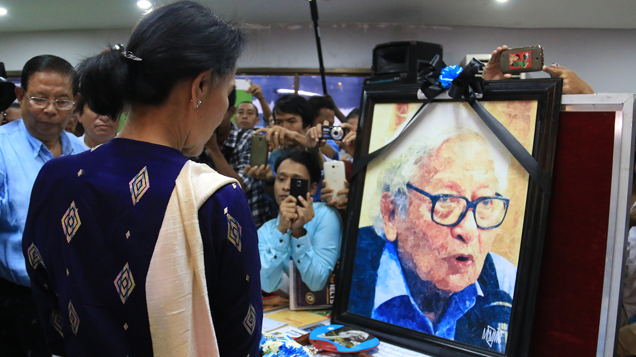၂၀၁၅ ခုနှစ် ဧပြီလ ၂၁ ရက်နေ့ သတင်းစာဆရာကြီး ဟံသာဝတီ ဦးဝင်းတင် ကွယ်လွန်ခြင်း တစ်နှစ်ပြည့် အခမ်းအနားမှာ ဒေါ်အောင်ဆန်းစုကြည်ကို တွေ့ရစဥ် (Photo: RFA)