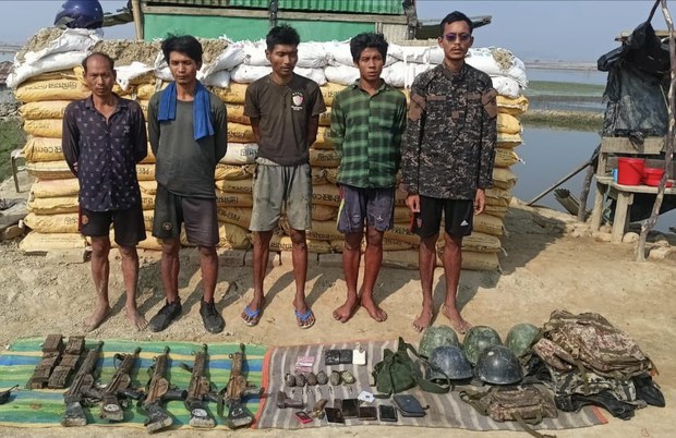 နယ်ခြားစောင့်ရဲနဲ့ စစ်သား ၅ဝ နီးပါး ဘင်္ဂလားဒေ့ရှ်ကို ထွက်ပြေးခိုလှုံ နယ်ခြားစောင့်ရဲနဲ့ စစ်သား ၅ဝ နီးပါး ဘင်္ဂလားဒေ့ရှ်ကို ထွက်ပြေးခိုလှုံ