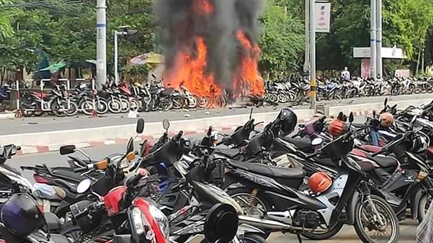 မန္တလေး ကညနရုံး ဗုံးကွဲ လူတချို့ထိခိုက် ဆိုင်ကယ်တွေမီးလောင် မန္တလေး ကညနရုံး ဗုံးကွဲ လူတချို့ထိခိုက် ဆိုင်ကယ်တွေမီးလောင်