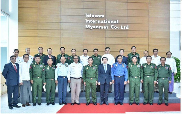 စစ်ကောင်စီဥက္ကဋ္ဌ ဗိုလ်ချုပ်မှူးကြီး မင်အောင်လှိုင်အား Telecom International Myanmar Co.,Ltd.(MyTel) ရန်ကုန် ရုံးချုပ်တွင် ၂၀၁၇ ခုနှစ်၊ အောက်တိုဘာလ ၁၁ နေ့က တွေ့ရစဉ်။ (Photo: MyTel)