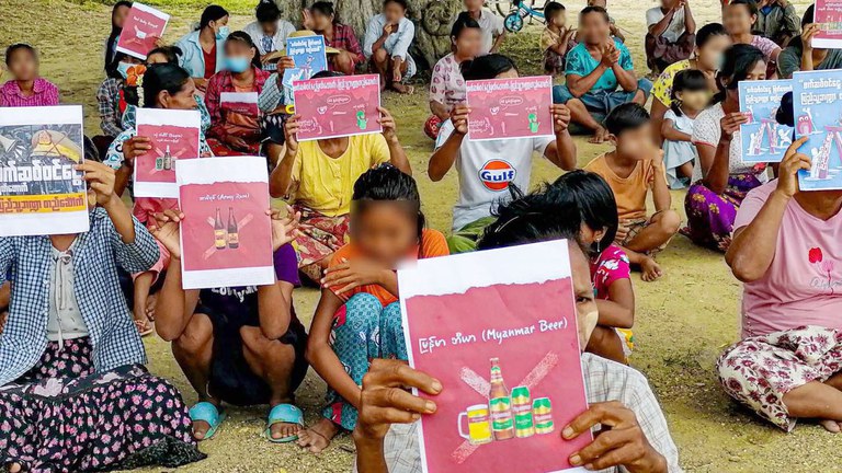 ၂၀၂၂ ခုနှစ် ဩဂုတ်လ ၁၁ ရက်နေ့က စစ်ကောင်စီပိုင်ကုန်စည် ရှစ်မျိုးကို မသုံးစွဲဘဲ သပိတ်မှောက်ကြဖို့  လက်ပံတောင်းတောင်ဒေသခံတွေ ဆန္ဒပြစဉ်။ ( Photo: Citizen Journalist )