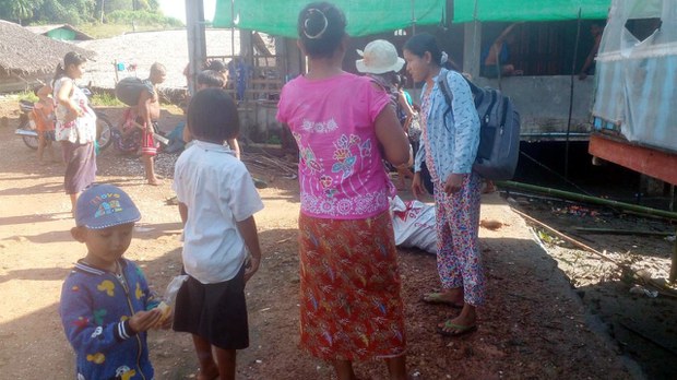 ပုလောမှာ စစ်ကြောင်းထိုး မီးရှို့နေလို့ ဒေသခံနှစ်ထောင်ခန့် ထွက်ပြေးနေရ ပုလောမှာ စစ်ကြောင်းထိုး မီးရှို့နေလို့ ဒေသခံနှစ်ထောင်ခန့် ထွက်ပြေးနေရ