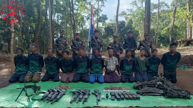 အမ်းမြို့နယ်က ထွက်ပြေးလာတဲ့ စစ်ကောင်စီတပ်ဖွဲ့ဝင် ၁၁ ဦးကို CDF- Asho ဖမ်းဆီး အမ်းမြို့နယ်က ထွက်ပြေးလာတဲ့ စစ်ကောင်စီတပ်ဖွဲ့ဝင် ၁၁ ဦးကို CDF- Asho ဖမ်းဆီး