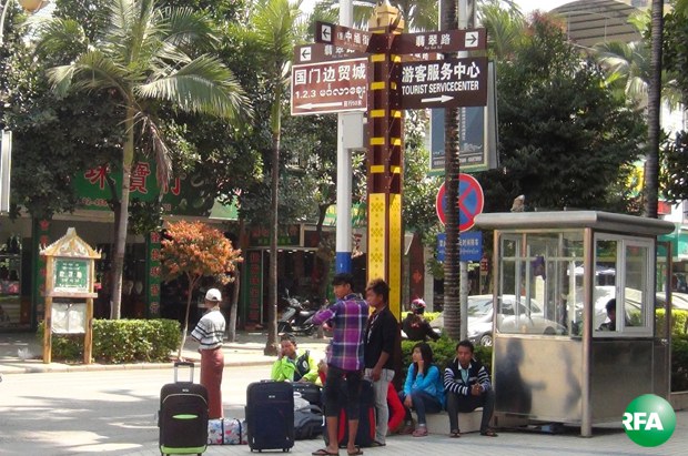 workers-china-border-620 workers-china-border-620