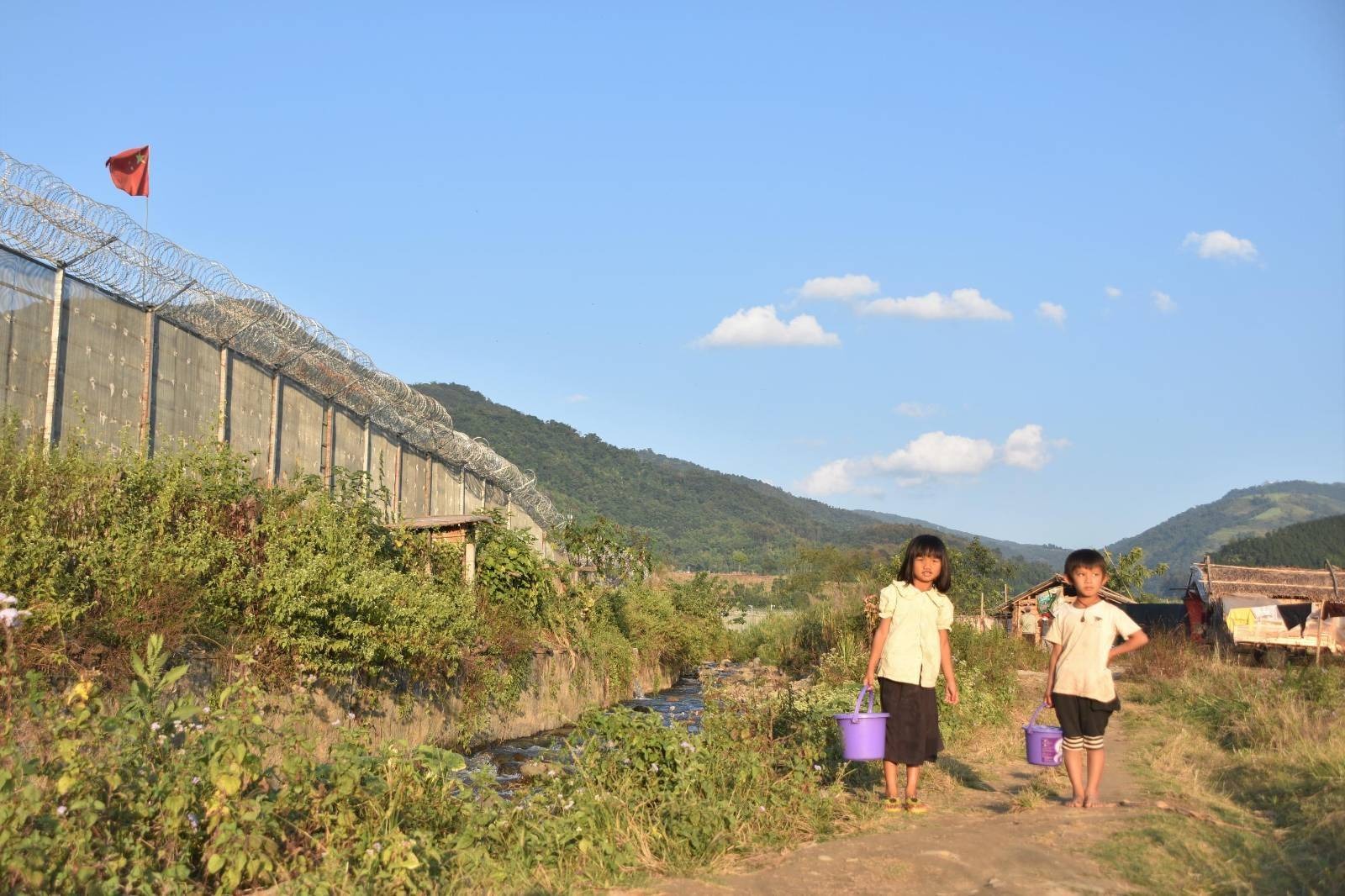 (တရုတ်-မြန်မာနယ်စပ်မှာ တရုတ်ဘက်ကကာထားတဲ့ ခြံစည်းရိုးတွေကို နိုဝင်ဘာလ ၂၅ ရက်နေ့က တွေ့ရစဉ်)