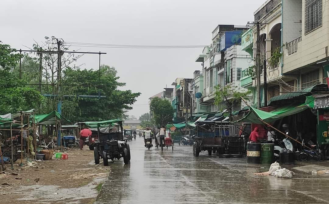 လပွတ္တာမြို့မှာ ၂၀၂၂ ခုနှစ် မတ်လ ၂၁ ရက်နေ့တွင် မုန်တိုင်းကြောင့် မိုးရွာနေတာကို တွေ့ရစဥ် (Photo: CJ)