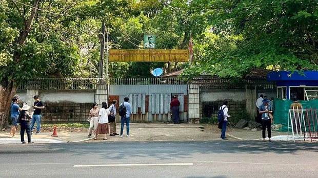 ခြံအမှတ် ၅၄ ကို ဈေးလျှော့ပြီး ရောင်းချမဲ့အပေါ် ဒေါ်အောင်ဆန်းစုကြည် ရှေ့နေအဖွဲ့ ကန့်ကွက် ခြံအမှတ် ၅၄ ကို ဈေးလျှော့ပြီး ရောင်းချမဲ့အပေါ် ဒေါ်အောင်ဆန်းစုကြည် ရှေ့နေအဖွဲ့ ကန့်ကွက်