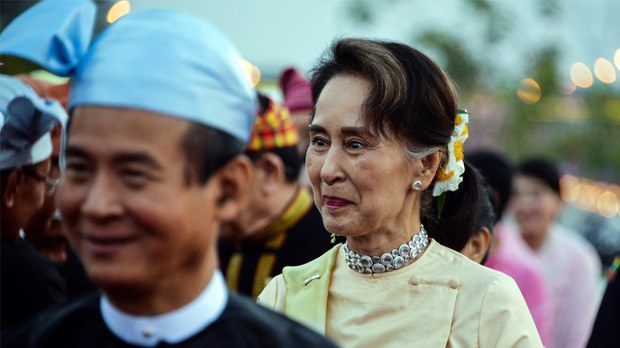 ဒေါ်အောင်ဆန်းစုကြည်နဲ့ သမ္မတဦးဝင်းမြင့်ကို ရုံးထုတ်