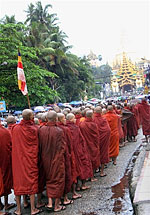 monks_shwedagon_150px.jpg