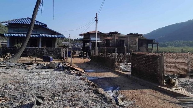 လောင်းလုံးမှာ စစ်ကြောင်းထိုးချိန် နေအိမ်တွေ ဖောက်ထွင်းခံရ လောင်းလုံးမှာ စစ်ကြောင်းထိုးချိန် နေအိမ်တွေ ဖောက်ထွင်းခံရ