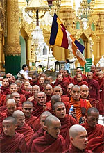 monks_shwedagon_09-07_150px.jpg