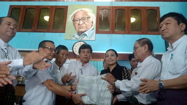 donation-to-wintin-foundation-622.jpg