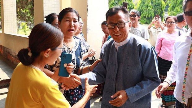 ဒေါက်တာ ခလမ်ဆမ်ဆွန်ကို ငြိမ်းချမ်းရေးဆွေးနွေးဖို့ဆိုပြီး နေပြည်တော်ခေါ်ဖို့ စီစဉ်နေ ဒေါက်တာ ခလမ်ဆမ်ဆွန်ကို ငြိမ်းချမ်းရေးဆွေးနွေးဖို့ဆိုပြီး နေပြည်တော်ခေါ်ဖို့ စီစဉ်နေ
