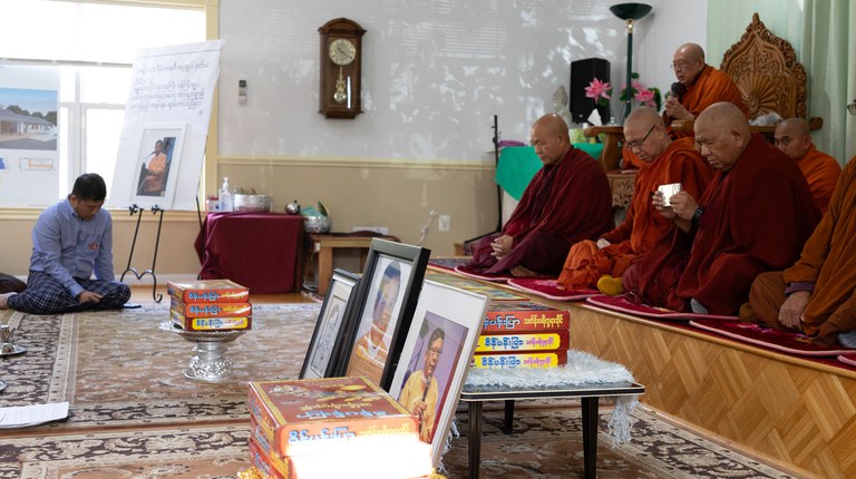 ၂ဝ၂၄ ခုနှစ် နိုဝင်ဘာလ ၁၇ ရက်နေ့က အမေရိကန်ပြည်ထောင်စု မေရီလန်းပြည်နယ်တွင် ဒေါက်တာဇော်မြင့်မောင် ကွယ်လွန်ခြင်း တစ်လပြည့်ဆွမ်းကပ်ပွဲ အခမ်းအနား မြင်ကွင်းတစ်ခု။ (Photo: RFA)