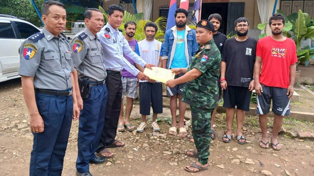မြ၀တီ အွန်လိုင်းငွေလိမ်ဂိုဏ်းမှာ ပိတ်မိနေတဲ့ အိန္ဒိယနိုင်ငံသား ရှစ်ဦး ပြန်လွတ်လာ မြ၀တီ အွန်လိုင်းငွေလိမ်ဂိုဏ်းမှာ ပိတ်မိနေတဲ့ အိန္ဒိယနိုင်ငံသား ရှစ်ဦး ပြန်လွတ်လာ