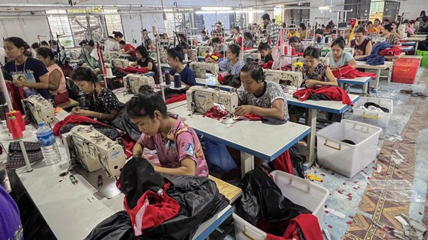 စက်ရုံတွေ တစ်နေ့လုံး လျှပ်စစ်ရရင် မီတာခ သုံးဆပေးမယ်ပြောပေမယ့် မပေးနိုင်ခဲ့