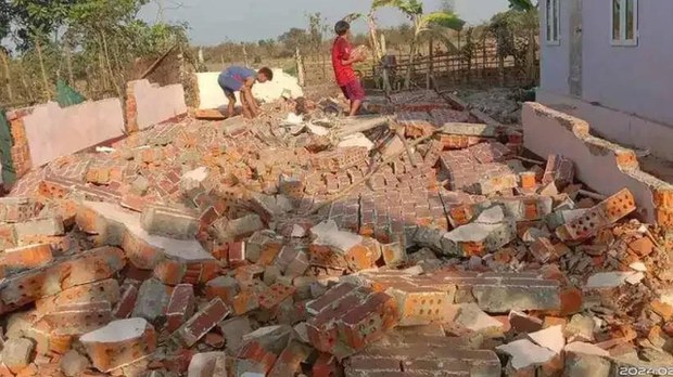 မှော်ဘီက နေအိမ် သုံးဆယ်ကျော် ဖိအားပေးဖယ်ရှားခံရ
