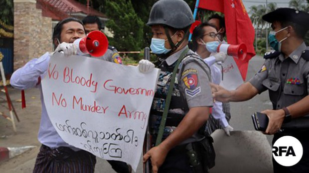 ရခိုင်မှာ အစိုးရနဲ့စစ်တပ်ကိုဆန္ဒပြခဲ့တဲ့ ကျောင်းသားလေးဦးကို ထောင်ဒဏ် ၂ နှစ်ခွဲစီချ