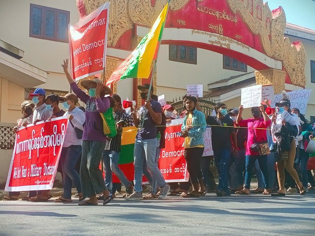 သံတွဲက ဆန္ဒပြလို့ ဖမ်းဆီးခံထားရသူ လေးဦး မိသားစု၊ ရှေ့နေနဲ့ တွေ့ခွင့်မရသေး