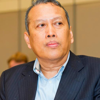 အစိုးရငြိမ်းချမ်းရေးကော်မရှင်အဖွဲ့ဝင်တစ်ဦးဖြစ်တဲ့ ဦးလှမောင်ရွှေကို တွေ့ရစဉ်