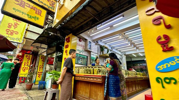 ရွှေဆိုင်တွေ သတ်မှတ်စျေးနဲ့ မရောင်းရင် အရေးယူမယ်လို့ ရန်ကုန်ရွှေအသင်းထုတ်ပြန်