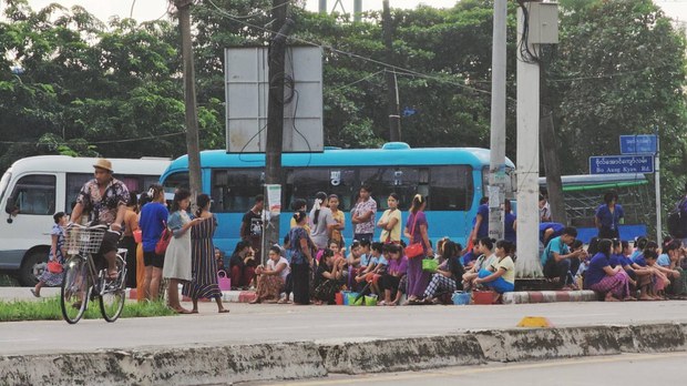 ပိတ်သိမ်းလိုက်တဲ့ တရုတ်အထည်ချုပ်စက်ရုံ အလုပ်သမားတွေ လုပ်သက်ခွင့်ကြေးနဲ့ နို့တစ်ကြေးမရ