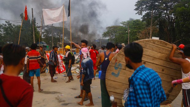 စစ်တပ်နဲ့ ရဲ လှိုင်သာယာမှာ ဒီနေ့ဆန္ဒပြသူတွေကို ပစ်ခတ်ဖြိုခွဲနေ စစ်တပ်နဲ့ ရဲ လှိုင်သာယာမှာ ဒီနေ့ဆန္ဒပြသူတွေကို ပစ်ခတ်ဖြိုခွဲနေ