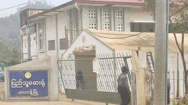 ဖားကန့်ဆေးရုံမှာ စစ်ကောင်စီ တပ်ဖွဲ့ဝင်သုံးဦး သေနတ်နဲ့ ပစ်သတ်ခံရ ဖားကန့်ဆေးရုံမှာ စစ်ကောင်စီ တပ်ဖွဲ့ဝင်သုံးဦး သေနတ်နဲ့ ပစ်သတ်ခံရ