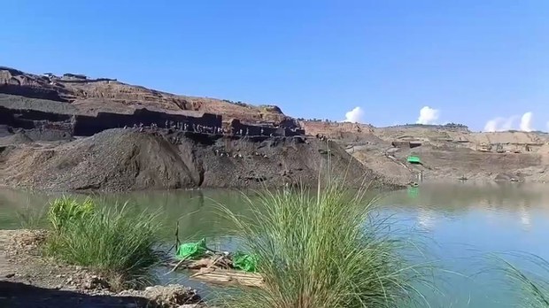 ဖားကန့်မှာ မြေစာပုံပြိုကျပြီး လူနှစ်ဆယ်ခန့် ပျောက်ဆုံးနေ