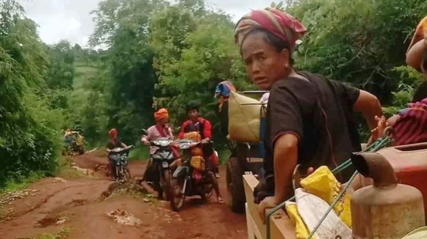 ဆီဆိုင်မှာ လက်နက်ကြီးကြောင့် တစ်ဦးသေဆုံး၊ ဒေသခံတစ်သောင်းကျော် ထွက်ပြေးနေရ ဆီဆိုင်မှာ လက်နက်ကြီးကြောင့် တစ်ဦးသေဆုံး၊ ဒေသခံတစ်သောင်းကျော် ထွက်ပြေးနေရ