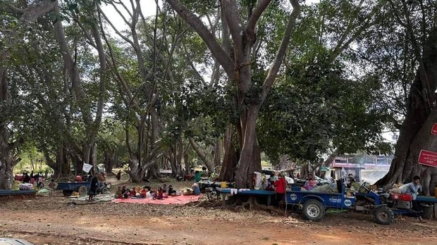 ဆီဆိုင်မှာ တိုက်ပွဲဆက်လက်ပြင်းထန်နေပြီး ဒေသခံတစ်ရာကျော်ပိတ်မိနေ ဆီဆိုင်မှာ တိုက်ပွဲဆက်လက်ပြင်းထန်နေပြီး ဒေသခံတစ်ရာကျော်ပိတ်မိနေ